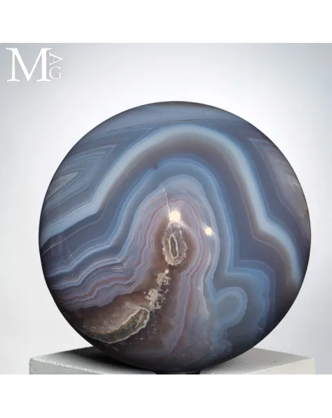 Sfera in Agata Naturale con Geode di Cristalli.