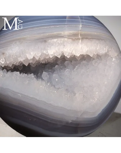 Sfera in Agata Naturale con Geode di Cristalli.