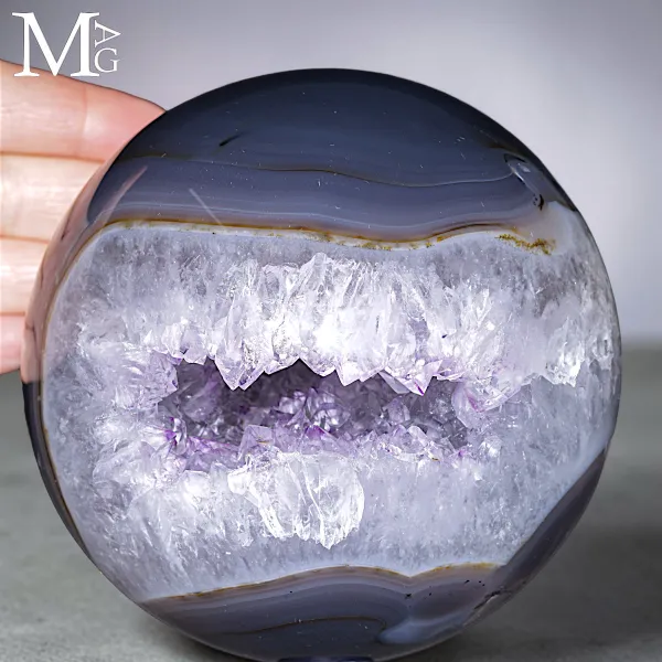 Sfera in Agata Naturale con Geode di Quarzo e Ametista.