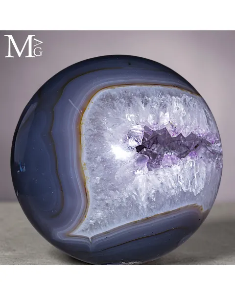 Sfera in Agata Naturale con Geode di Quarzo e Ametista.