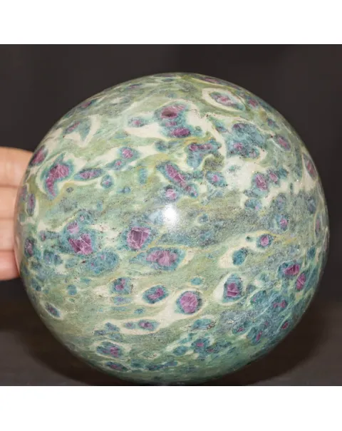 Sfera in Ruby Zoisite – Energia, Passione e Armonia.