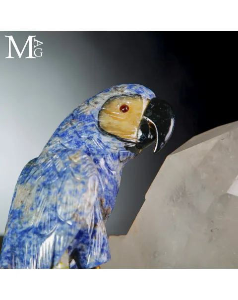 Coppia di Pappagalli in Sodalite su Cristallo di Quarzo.