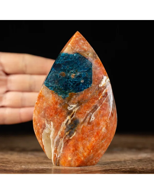 Intaglio in Calcite Arancione con Inclusione di Ap...