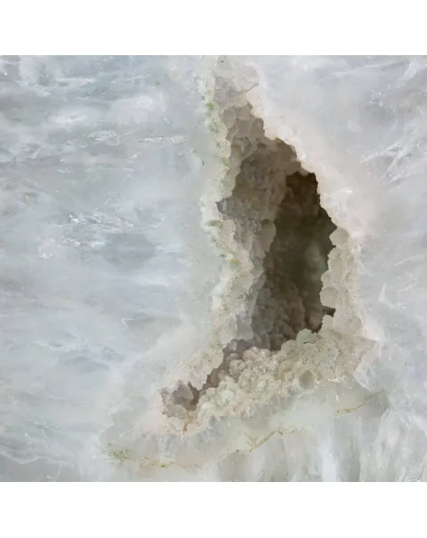 Particolarissimo Geode di Quarzo Ametista: Una Meraviglia Geologica a Doppia Formazione.