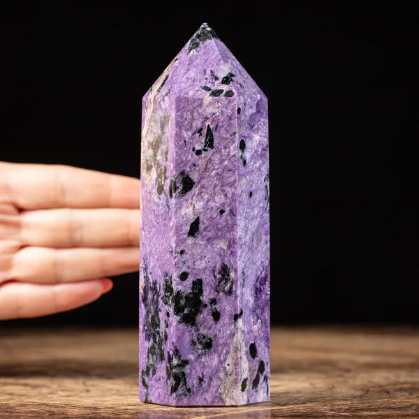 Obelisco in Charoite