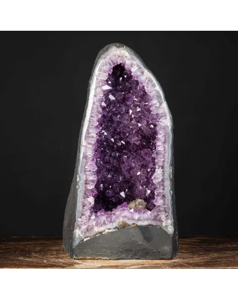 Geode di ametista , grota di cristalli Viola.