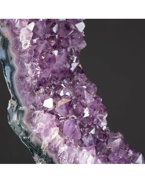 Fetta di Geode di Ametista su base decorativa