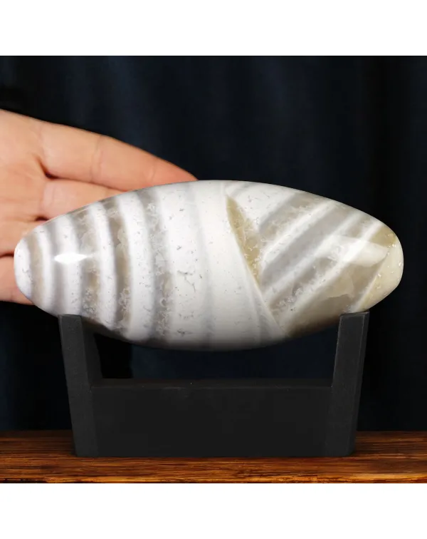 Shiva Lingam in Diaspro Bianco Zebrato – Simbolo...