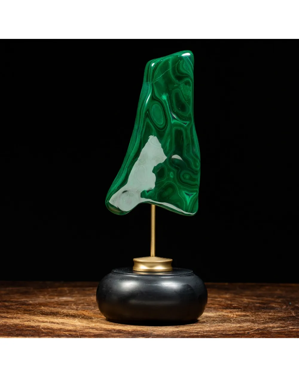 Malachite su piedistallo in legno e ottone
