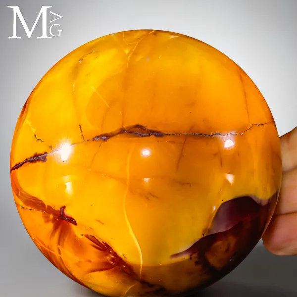 Sfera in Mookaite Australiana – Tonalità Dorate con Inclusioni Naturali.