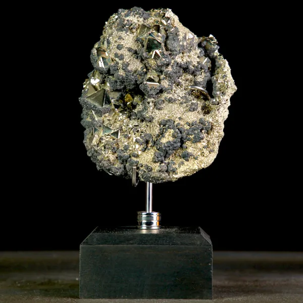 Pirite su matrice con cristalli piramidali – Miniera di Huanzala.