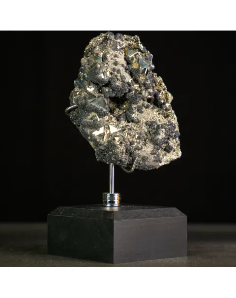 Pirite su matrice con cristalli piramidali – Miniera di Huanzala.
