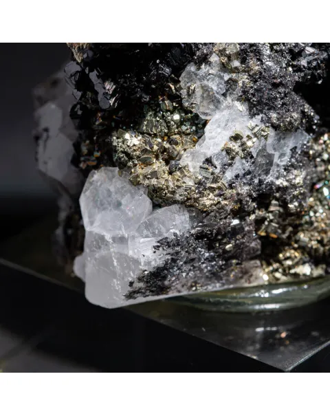 Cristalli esagonali di Calcite su Pirite e Sfalerite