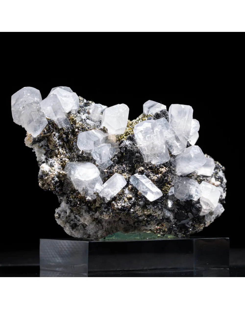 Calcite esagonale su pirite e sfalerite.