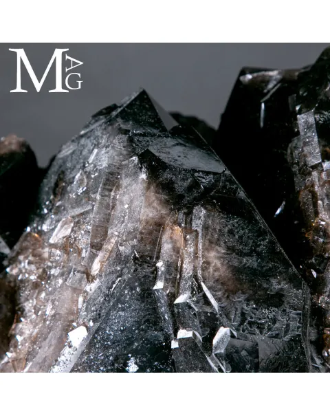 Agglomerato di Quarzo Fumé Nero Intenso.