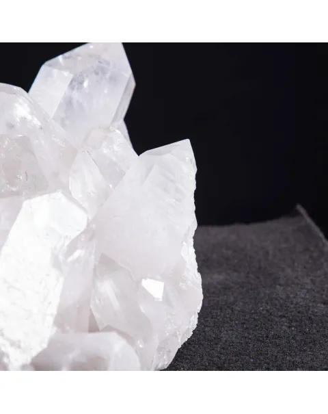 Riflessi di Luce e Saggezza: La Drusa di Quarzo Perfetta per la Meditazione.