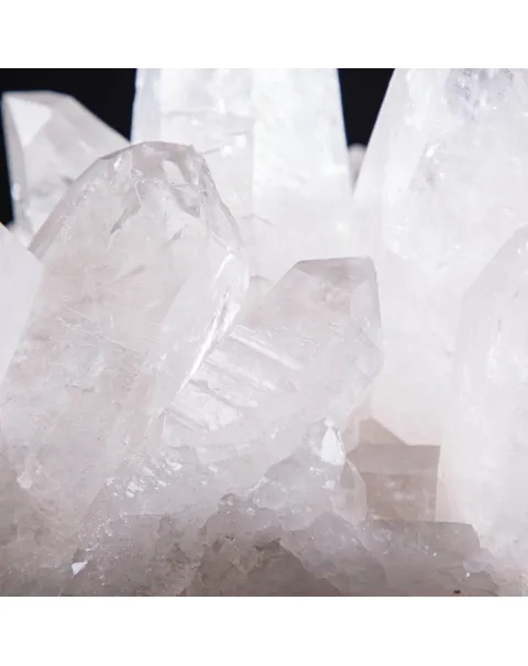 Riflessi di Luce e Saggezza: La Drusa di Quarzo Perfetta per la Meditazione.