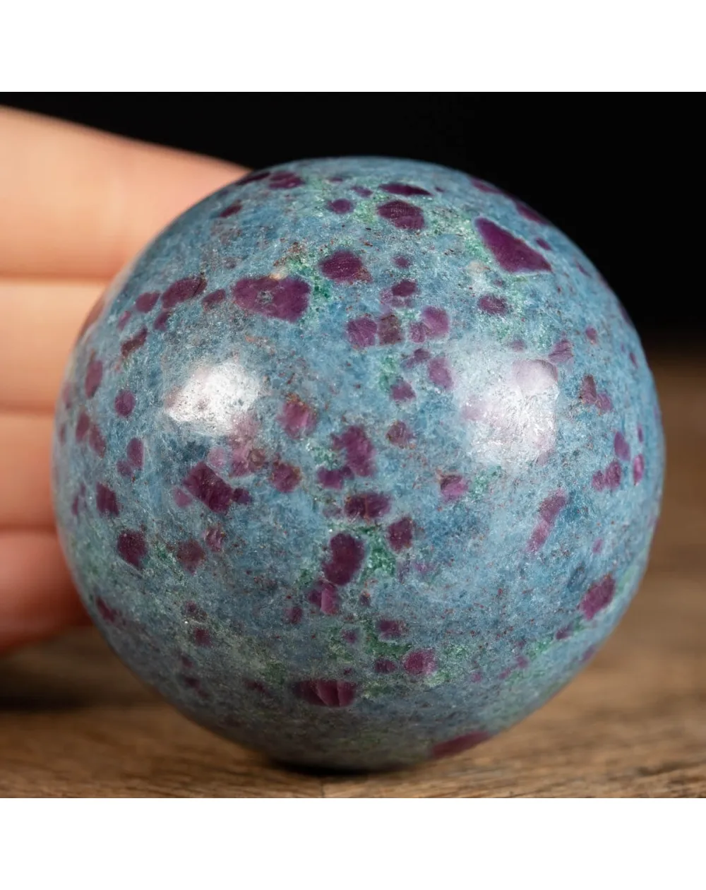 Sfera in Cianite con Rubini Naturali
