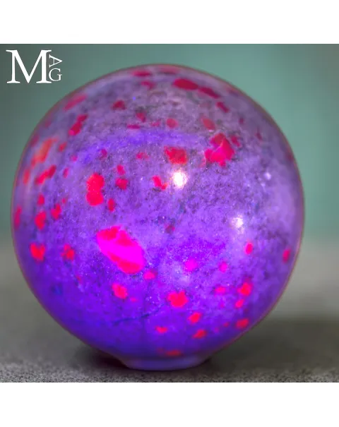 Sfera in Cianite Naturale con Inclusioni di Rubino – India