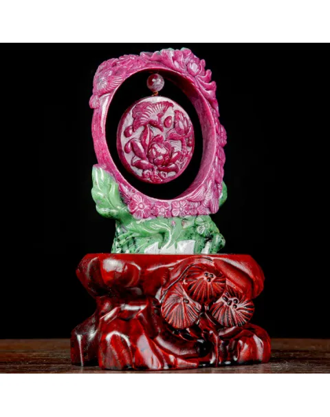 Intaglio in Rubino con Matrice di Zoisite e Base in Legno.