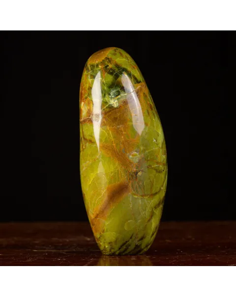 Sasso in forma libera di Serpentina del Madagascar.