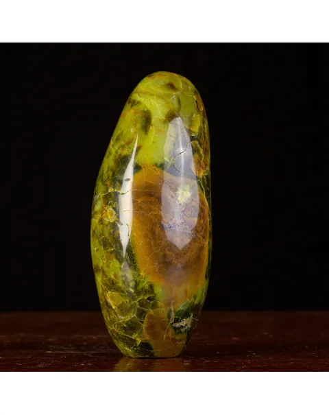 Sasso in forma libera di Serpentina del Madagascar.