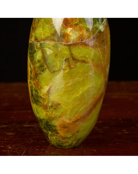 Sasso in forma libera di Serpentina del Madagascar.