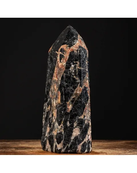 Maestoso Obelisco in Tormalina nera