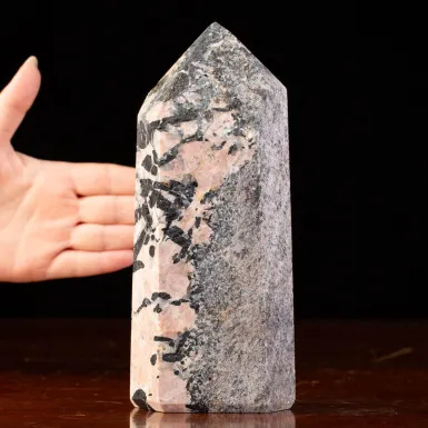Obelisco in Pegmatite con Tormalina Nera e Feldspa...