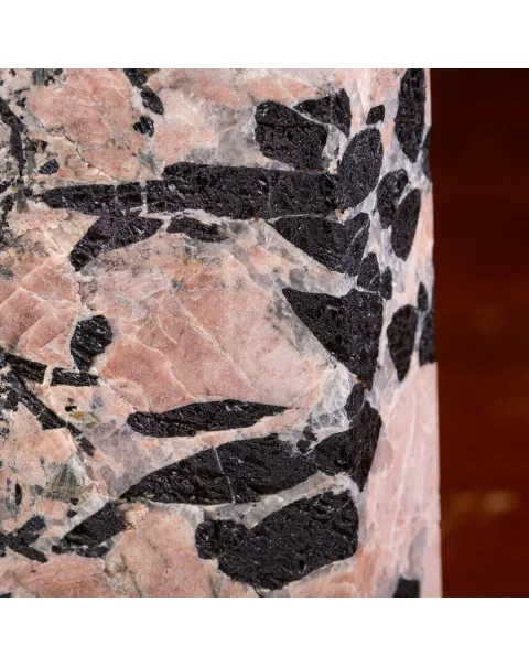 Obelisco in Pegmatite con Tormalina Nera e Feldspato Rosa.