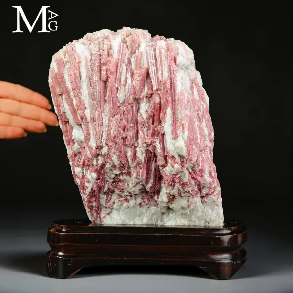 Tormalina Rosa – Grande Formazione Cristallina in Matrice di Quarzo.