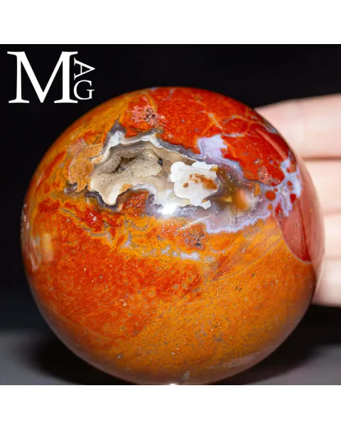 Sfera in Diaspro Rosso con Geodi e Agata.