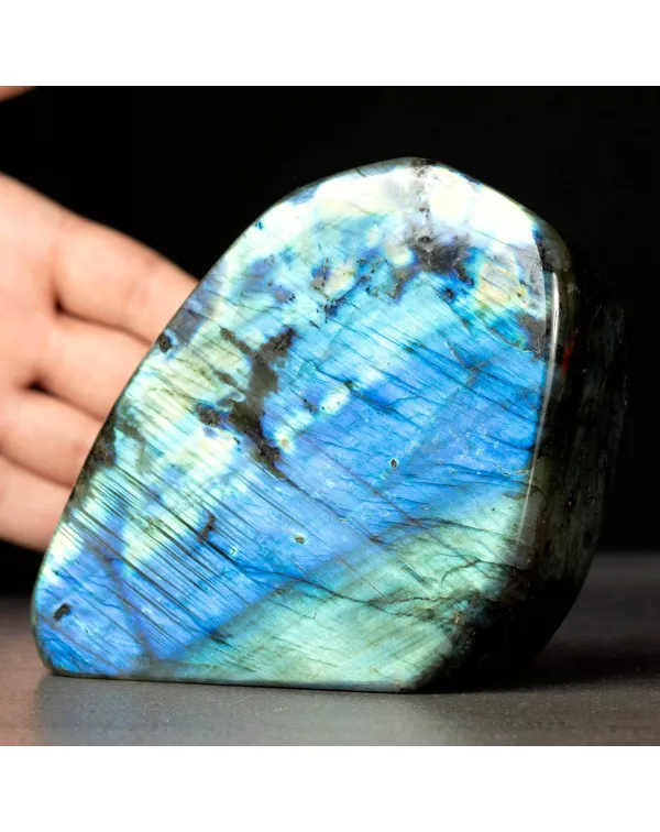 Labradorite Levigata – Riflessi Blu Elettrico.