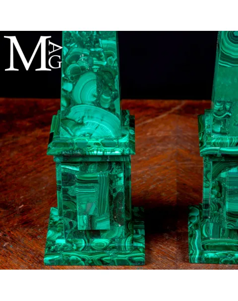 Coppia di Obelischi Ornamentali in Malachite Naturale a Mosaico