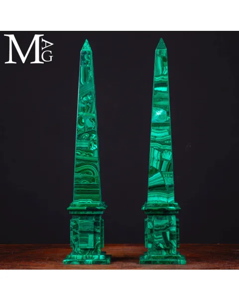 Coppia di Obelischi Ornamentali in Malachite Naturale a Mosaico