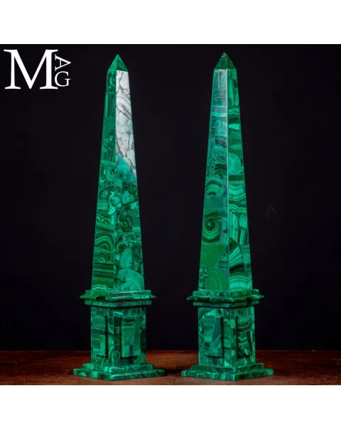 Coppia di Obelischi Ornamentali in Malachite Naturale a Mosaico