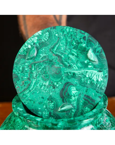 Particolare coppia di vasi in malachite naturale.