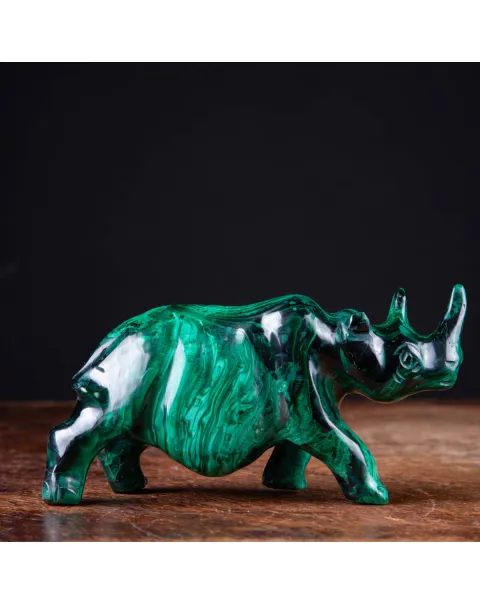 Rinoceronte in Malachite: Potenza e Bellezza.