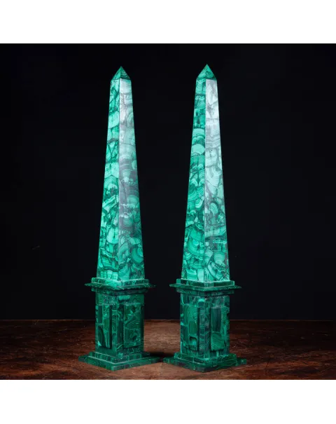 Obelischi di Malachite: Opere d'Arte Energetiche per la Tua Casa.
