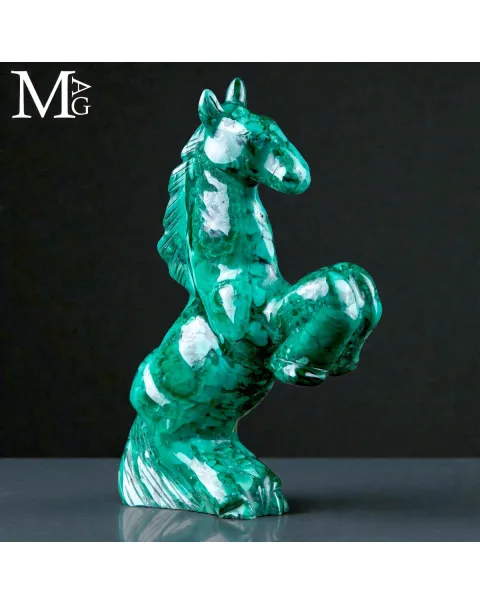 Cavallo scolpito in malachite – Scultura ornamentale.