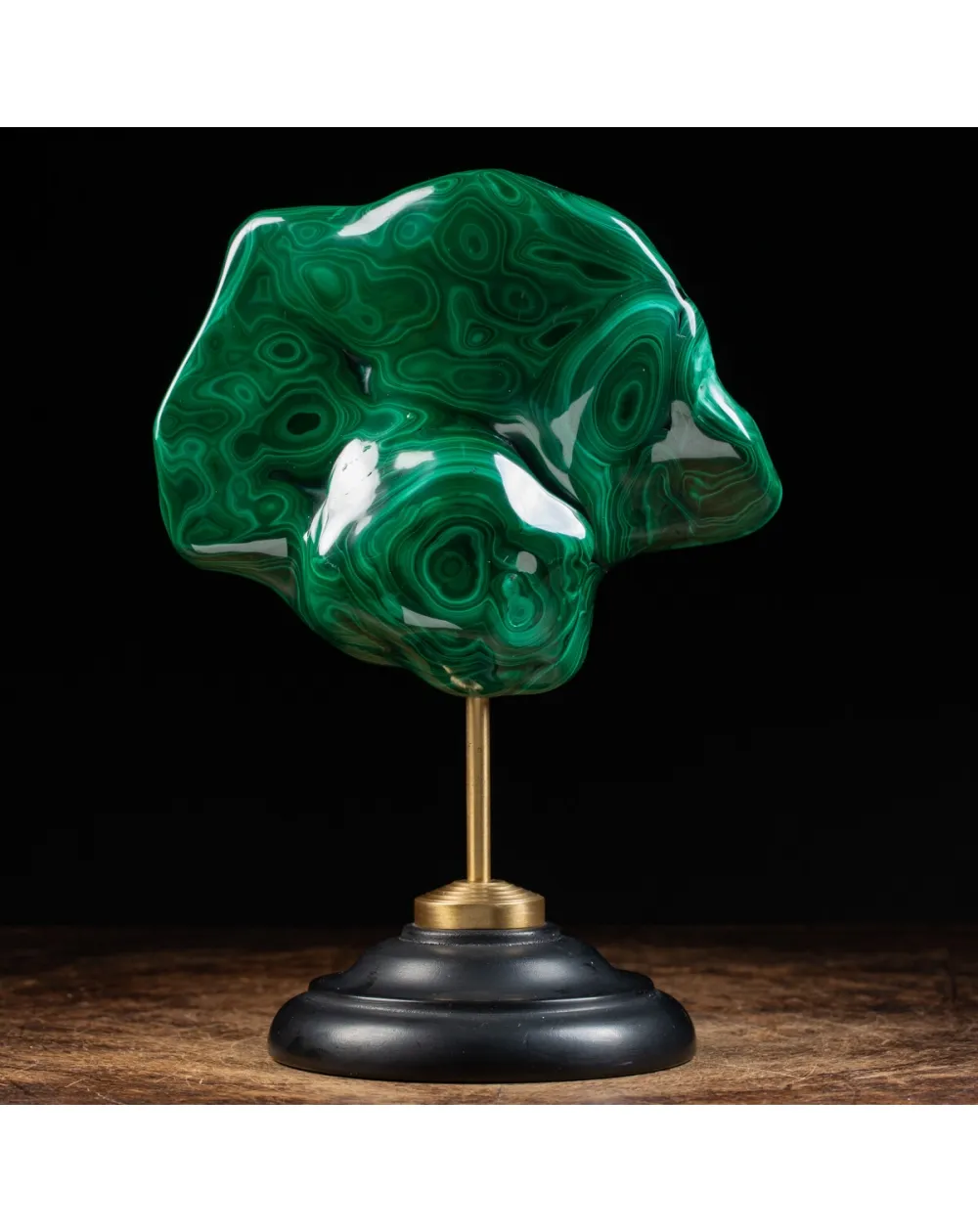 Malachite su piedistallo in legno e ottone