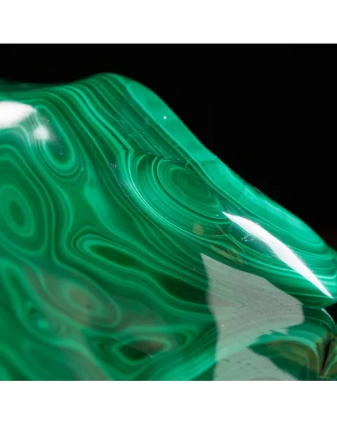 Malachite su piedistallo in legno e ottone