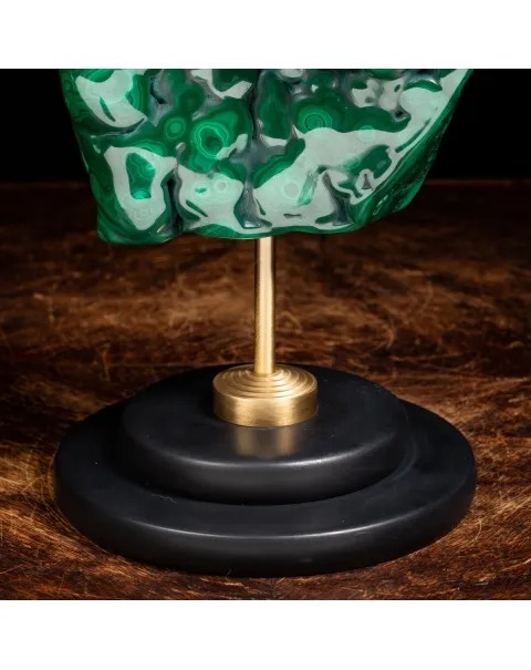 Malachite su piedistallo in legno e ottone