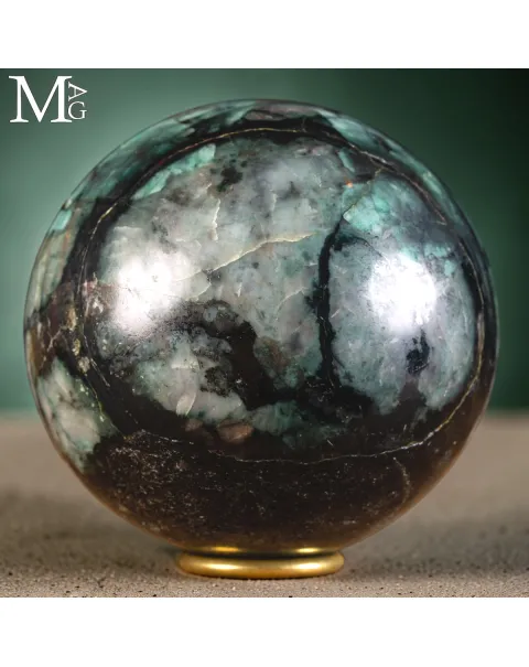Sfera in smeraldo naturale con matrice – Berillo Verde