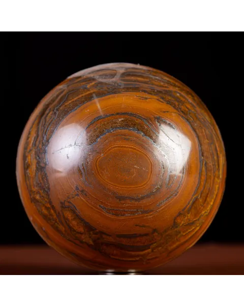 Sfera in Tiger Iron Intagliata.