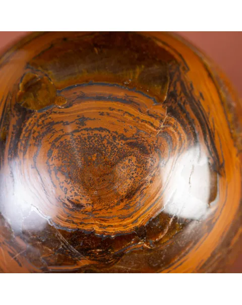 Sfera in Tiger Iron Intagliata.