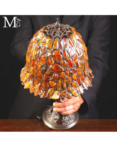 Lampada in ambra fossile – stile Tiffany.