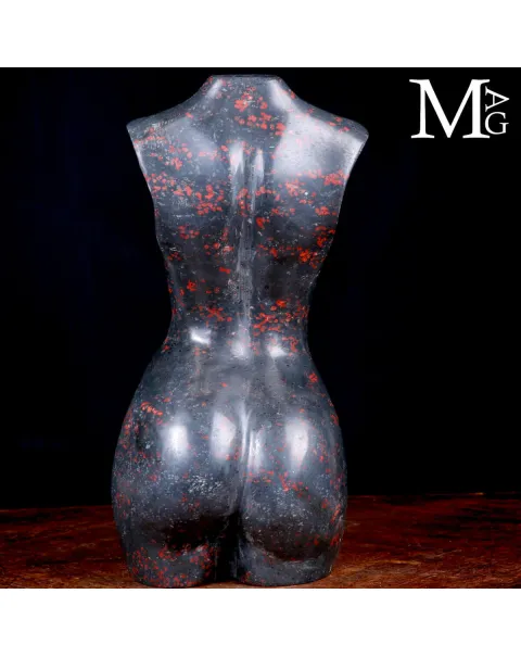 Scultura Busto Femminile in Diaspro Nero con Inclusioni Rosse.