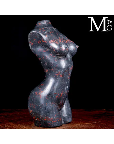Scultura Busto Femminile in Diaspro Nero con Inclusioni Rosse.