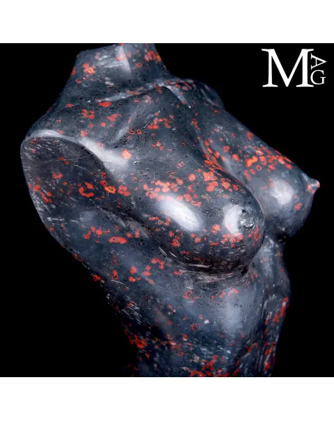 Scultura Busto Femminile in Diaspro Nero con Inclusioni Rosse.